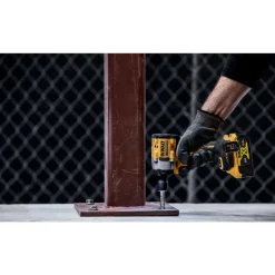 Iskevä akkumutterinväännin