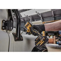 Iskevä ruuvinväännin