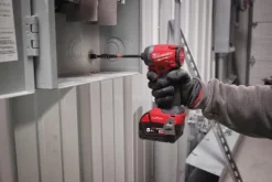 Iskevä ruuvinväännin