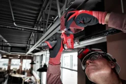 Iskevä ruuvinväännin