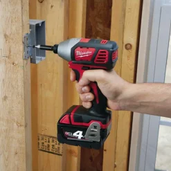 Iskevä ruuvinväännin